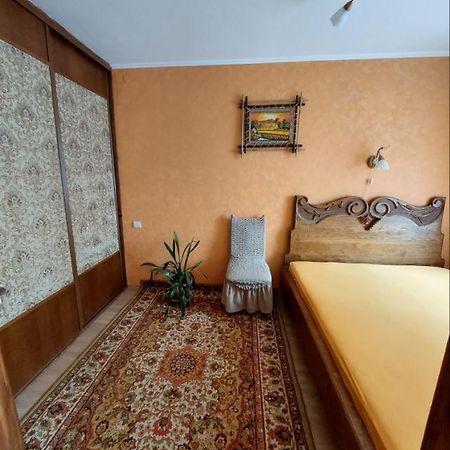 Apartment On Voli Avenue 21 Lutsk Luaran gambar